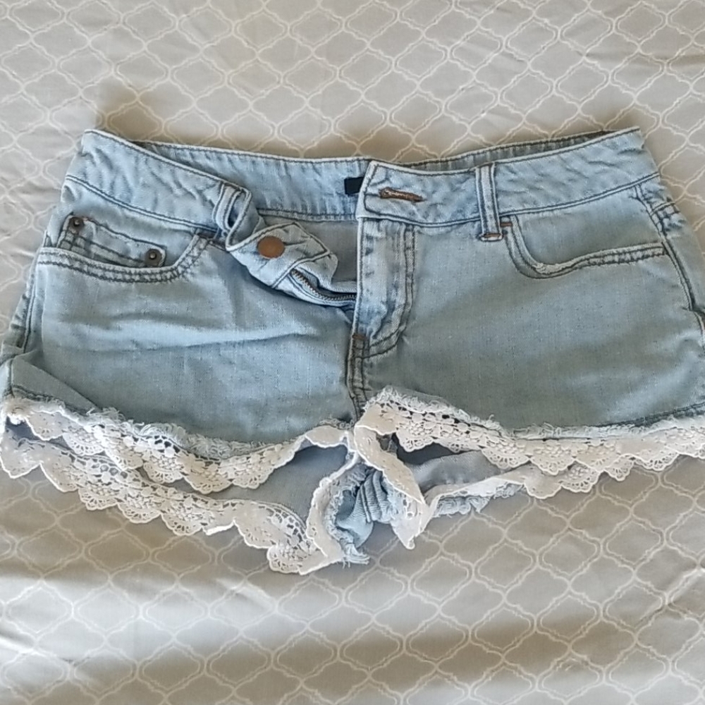 Sexy little light denim crochet hem shorts